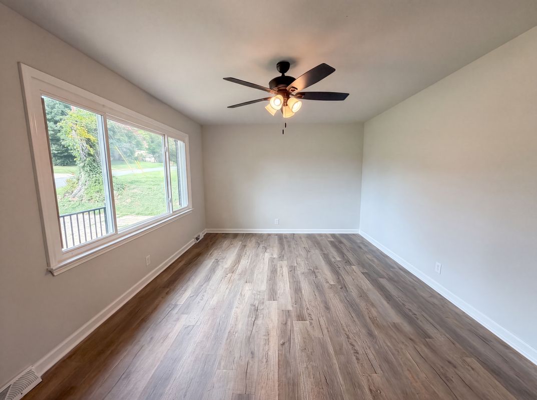 Photo 3 of 21 of 2510 Middleton Dr, Gastonia, NC