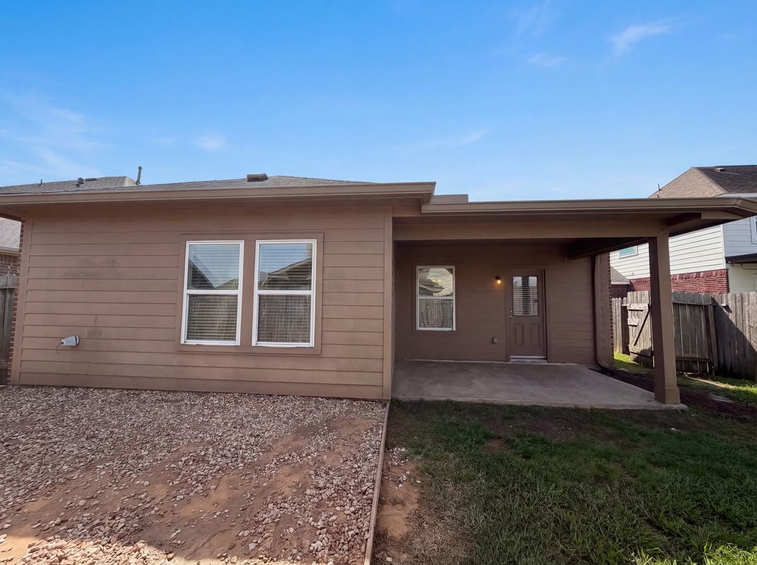 Photo 5 of 23 of 1038 Cash St, Alvin, TX