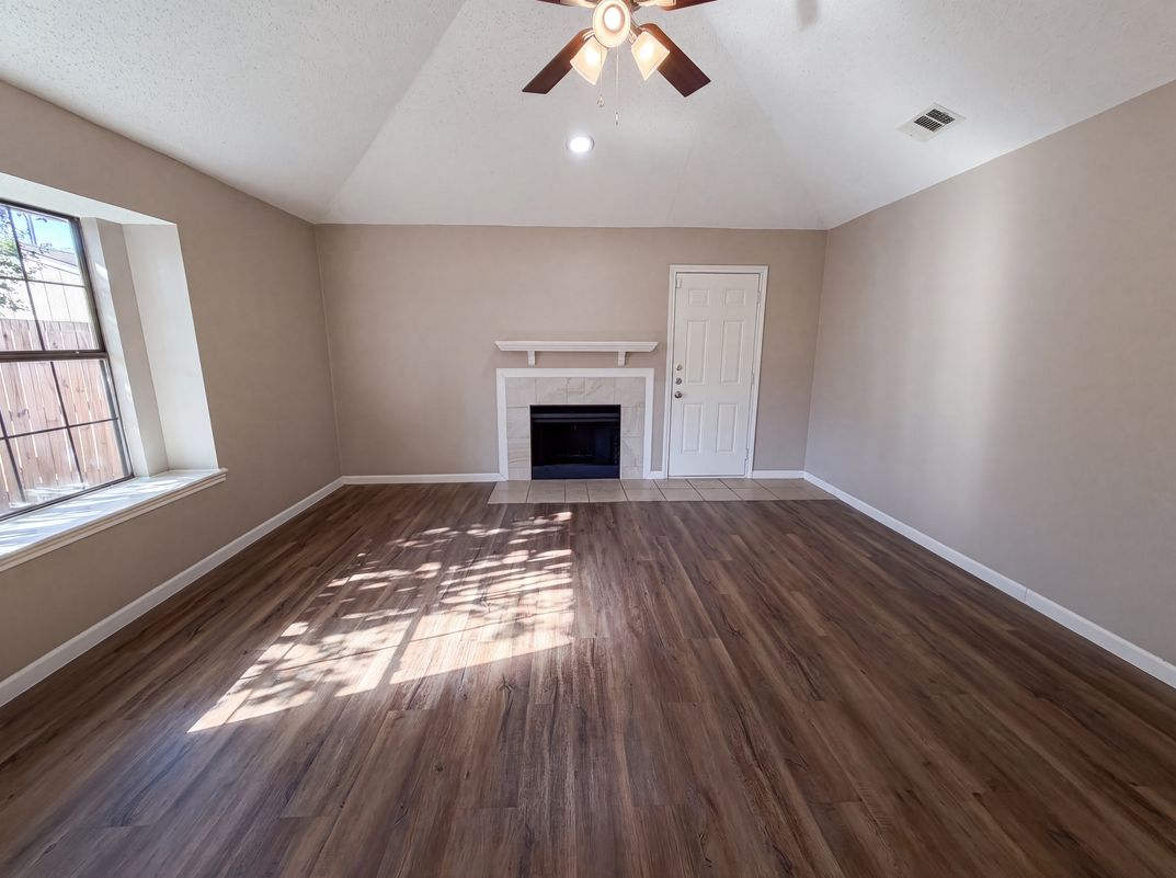 Photo 4 of 17 of 1503 Curtis Ln, Cedar Hill, TX