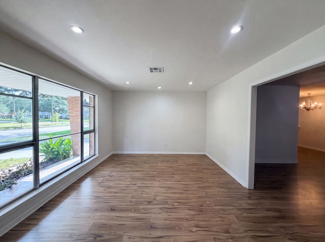 Photo 3 of 17 of 9538 Skyline Dr, Houston, TX