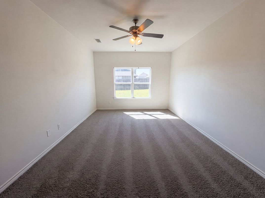 Photo 14 of 21 of 1713 Blue Jay Dr, Ennis, TX