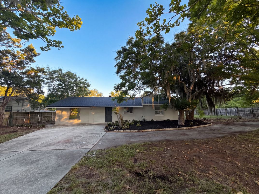 Photo 19 of 21 of 827 Dora Ave, Tavares, FL