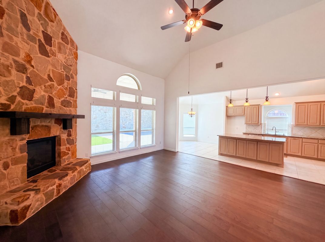 Photo 12 of 34 of 4305 Curlew Ln, Garland, TX