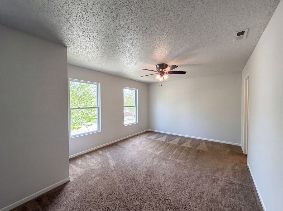 Photo 9 of 17 of 925 Harbon Dr, Franklin, IN