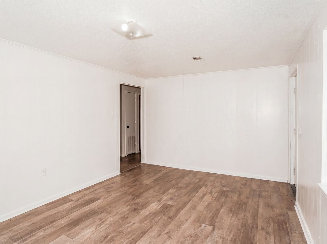 Photo 11 of 41 of 733 Sutton St, Jesup, GA