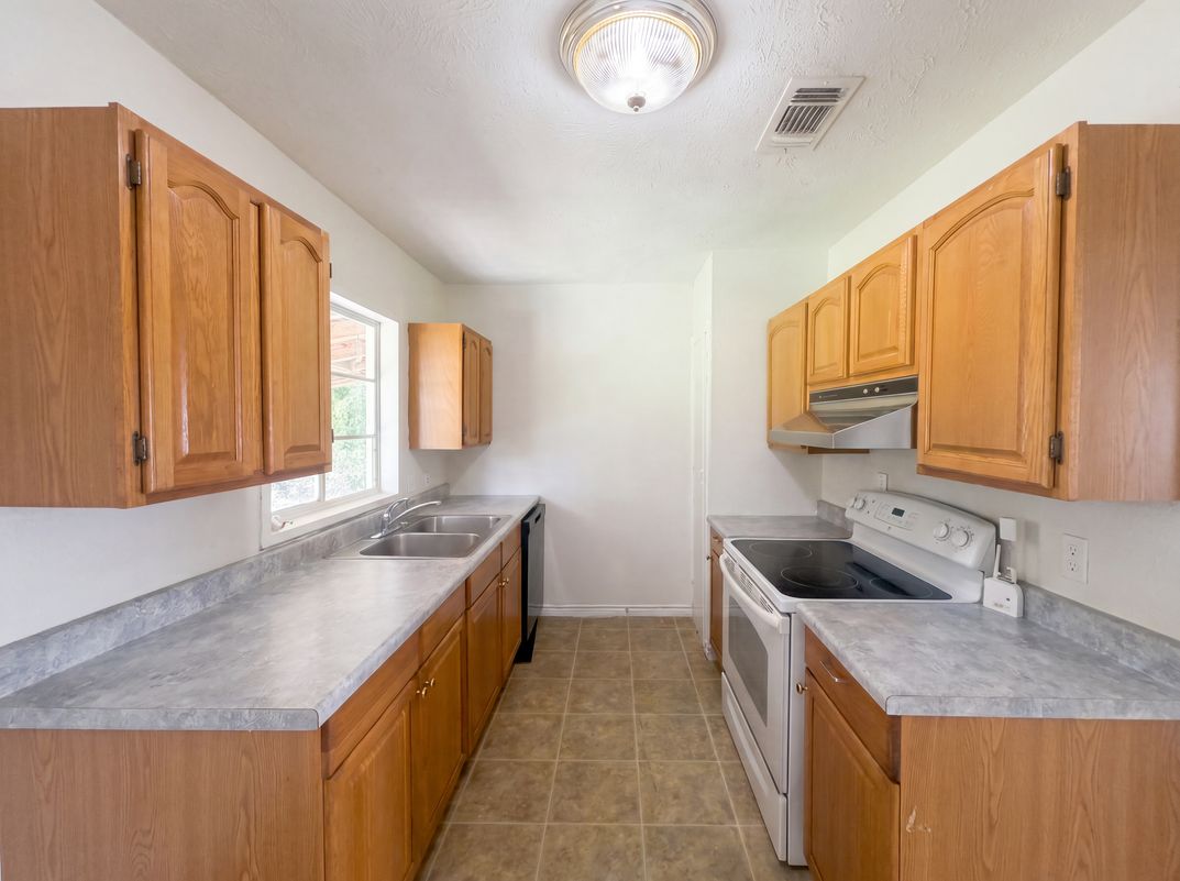 Photo 2 of 17 of 11216 Barbarosa Dr, Dallas, TX