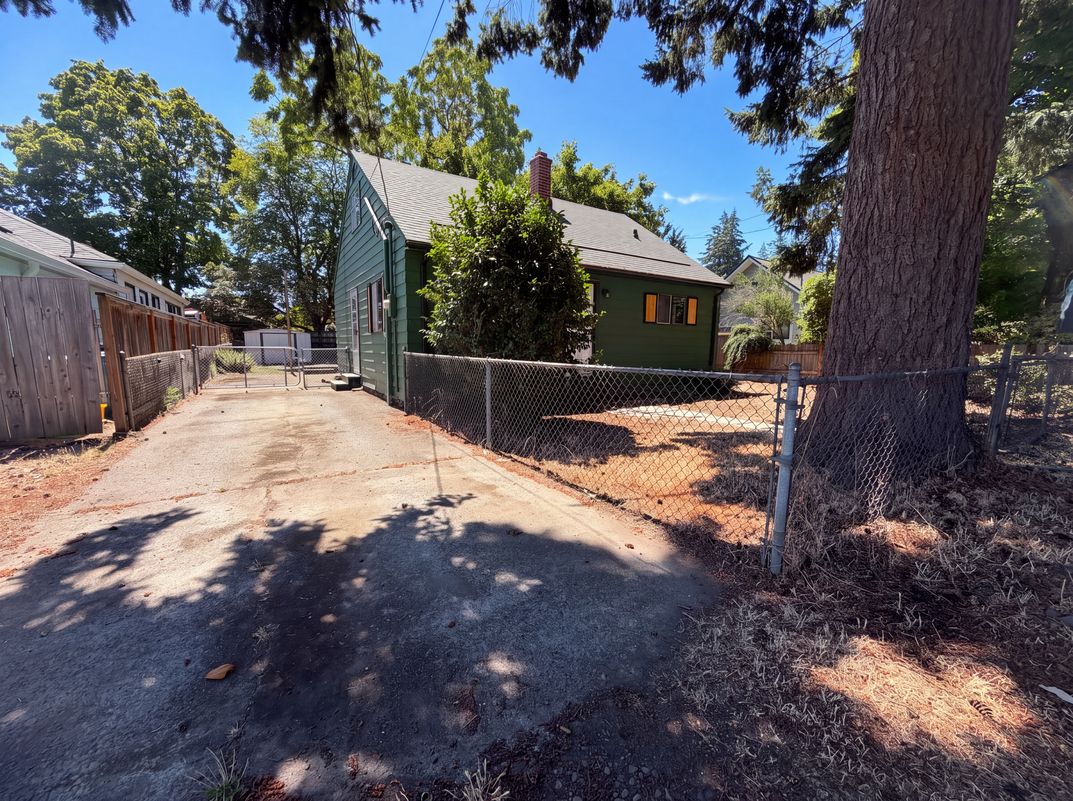 Photo 18 of 22 of 5926 SE Lexington St, Portland, OR