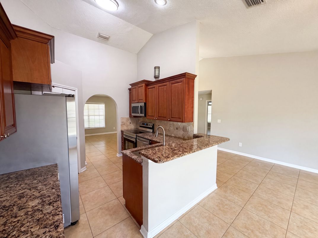 Photo 14 of 29 of 17802 Jefferson St, Oakland, FL
