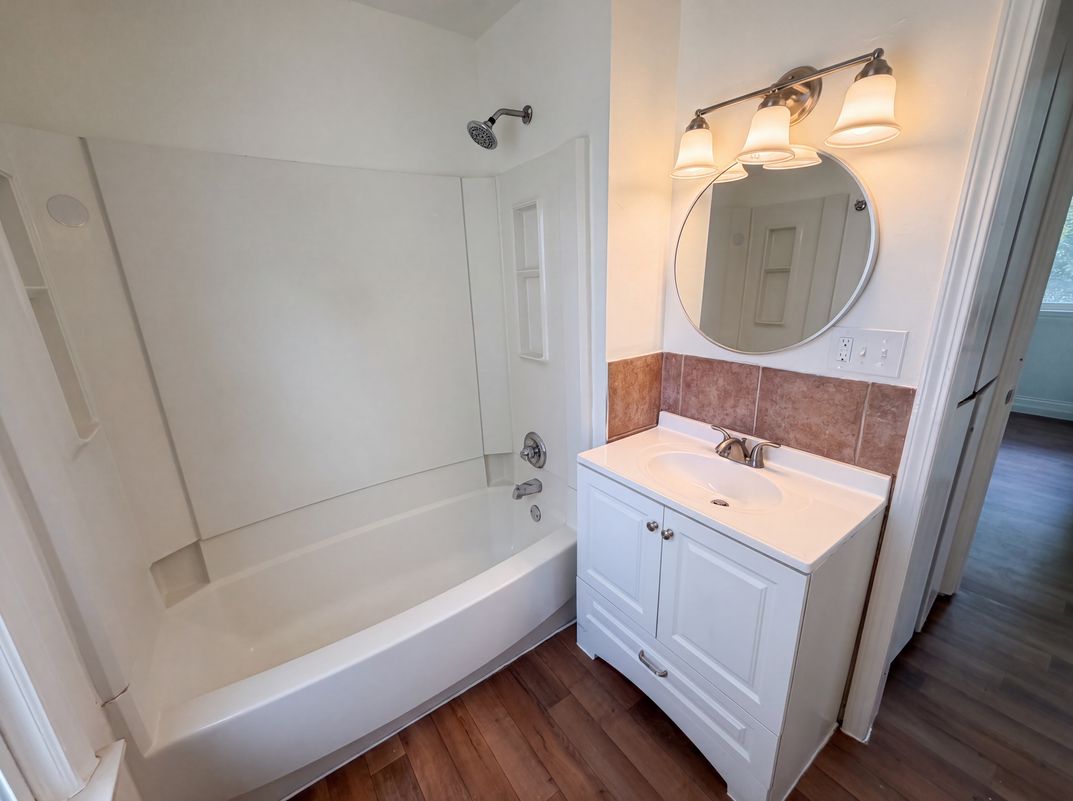 Photo 7 of 17 of 21420 Jefferson St, Farmington Hills, MI