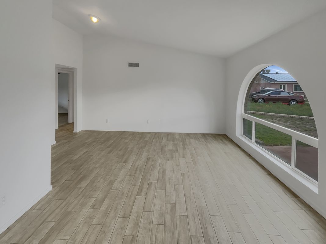Photo 3 of 20 of 13628 N 40th Dr, Phoenix, AZ