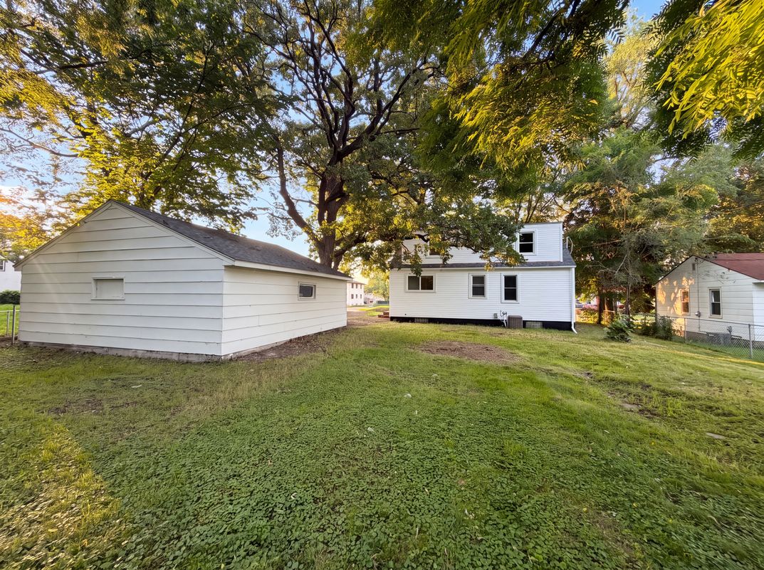 Photo 5 of 25 of 2084 Hillview Rd, Mounds View, MN