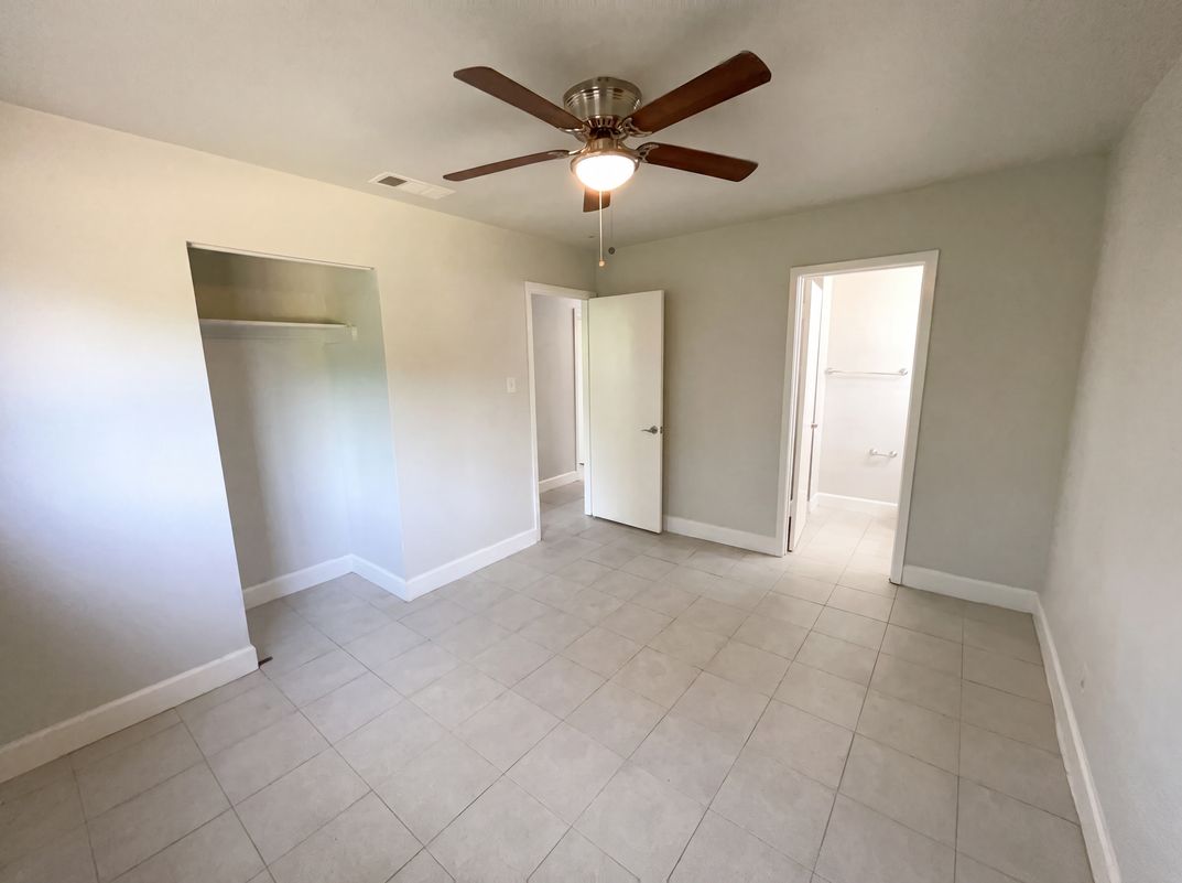 Photo 12 of 18 of 7303 Havenbrook Dr, San Antonio, TX