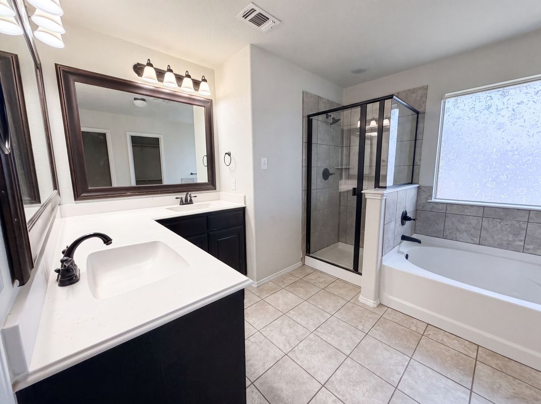 Photo 6 of 21 of 11920 Hassop Ln, Burleson, TX