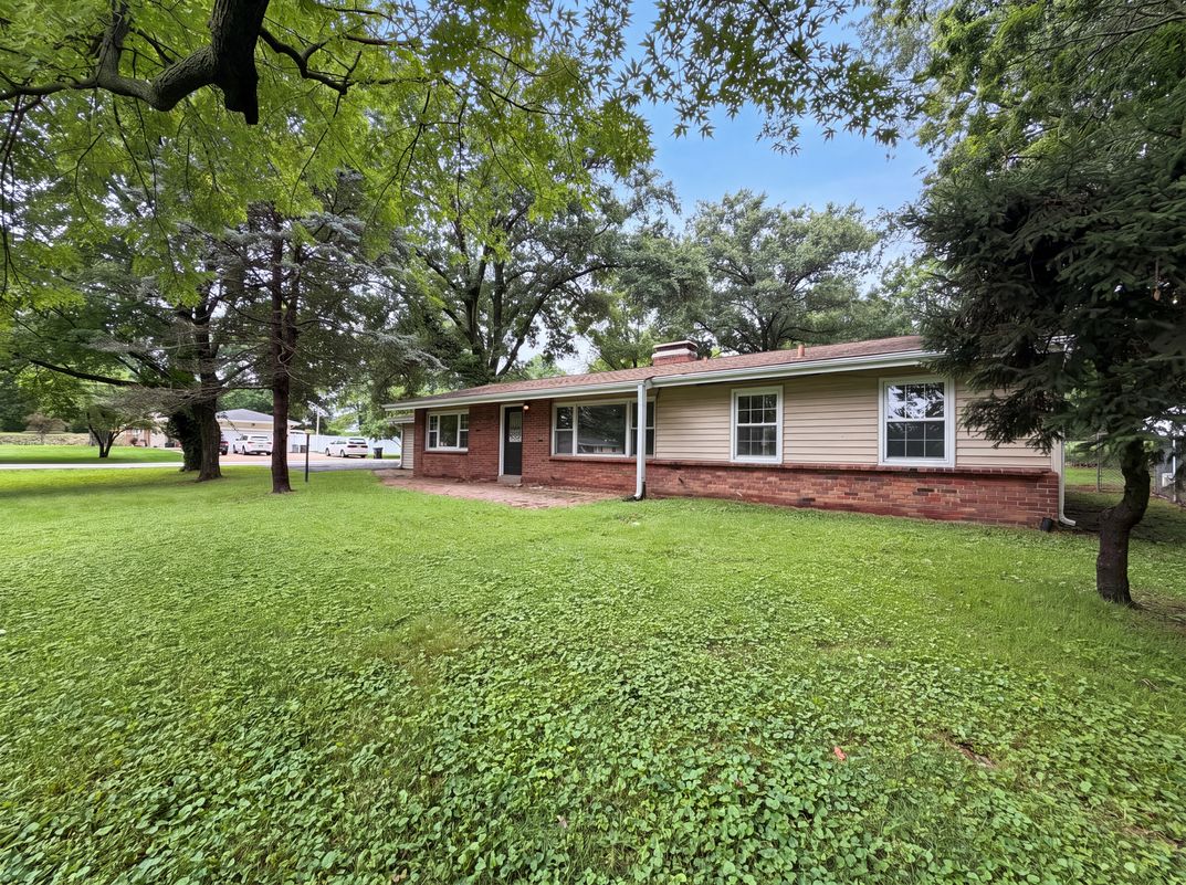 Photo 20 of 21 of 925 Woodcrest Ln, Hazelwood, MO