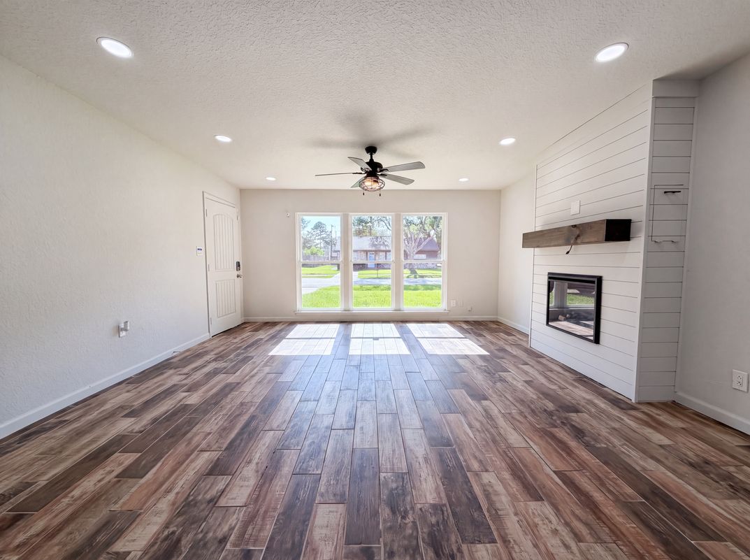Photo 3 of 17 of 118 S Ringgold St, West Columbia, TX