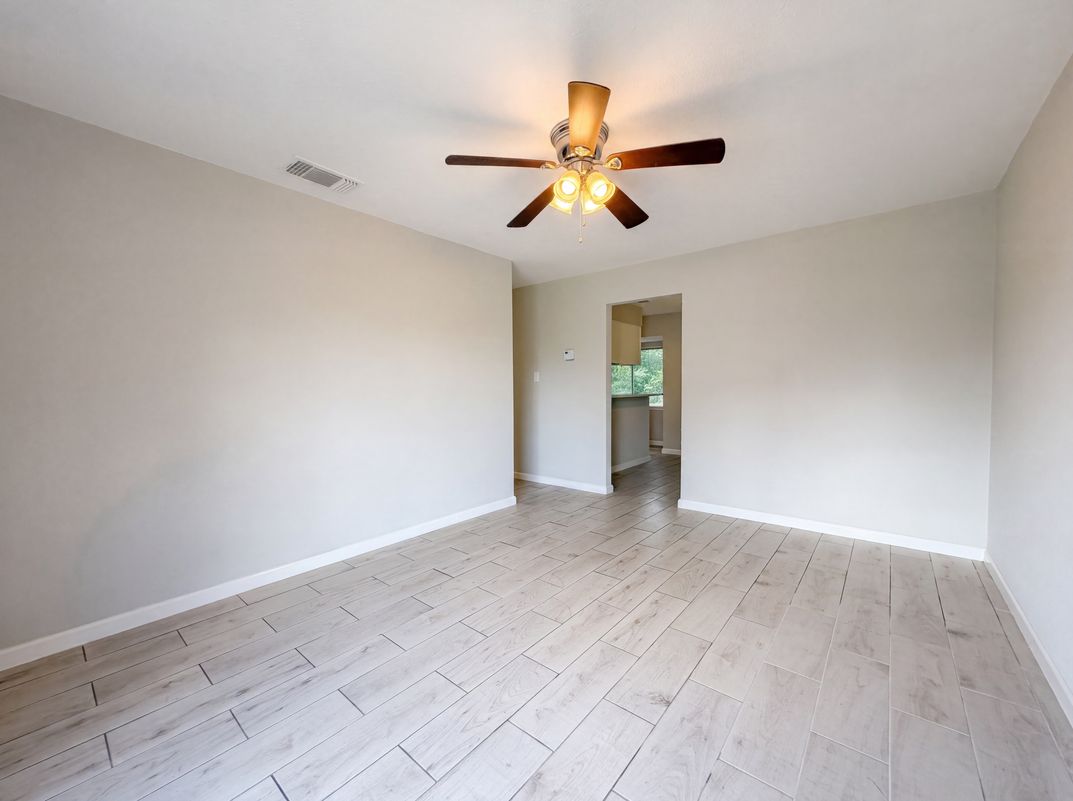 Photo 3 of 16 of 102 Dartmoor Dr, Schertz, TX
