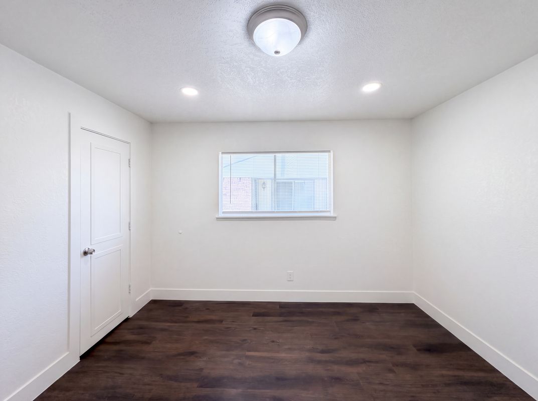 Photo 10 of 21 of 3111 Windsor Rd, Carrollton, TX