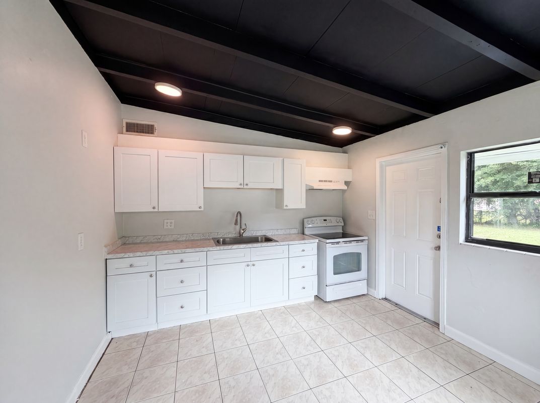 Photo 11 of 19 of 917 Golden Rule Ct N, Lakeland, FL