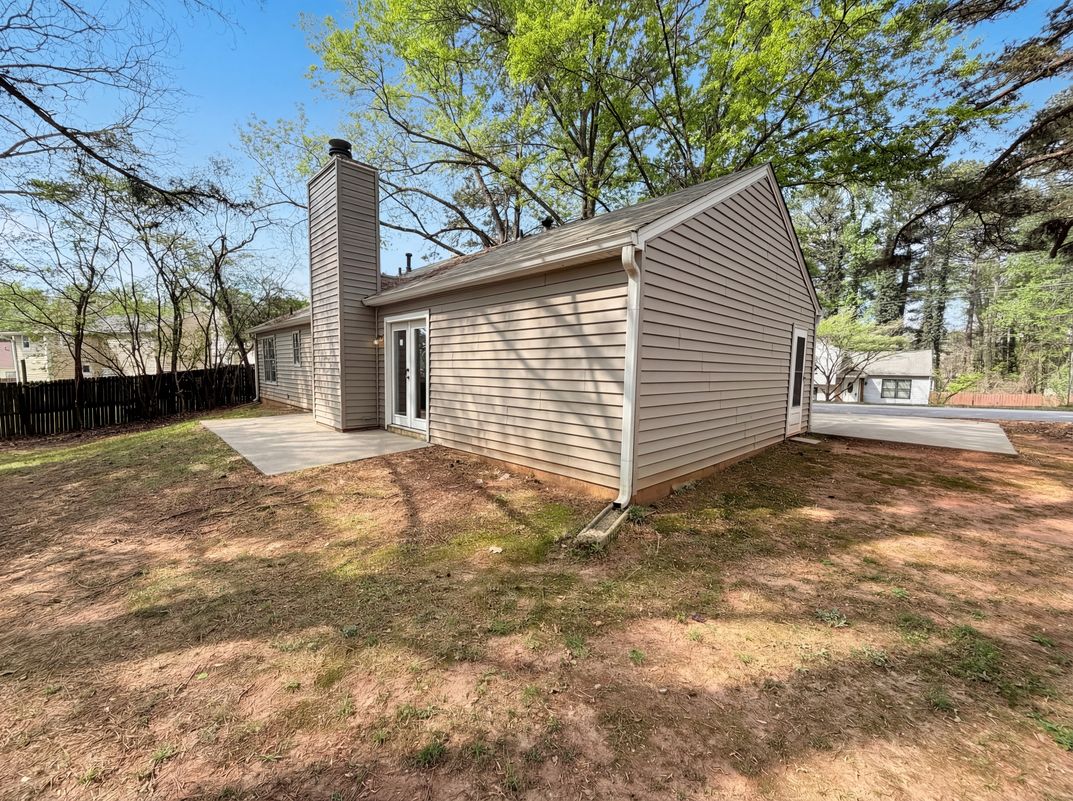 Photo 9 of 31 of 4727 Garden Hills Dr, Stone Mountain, GA
