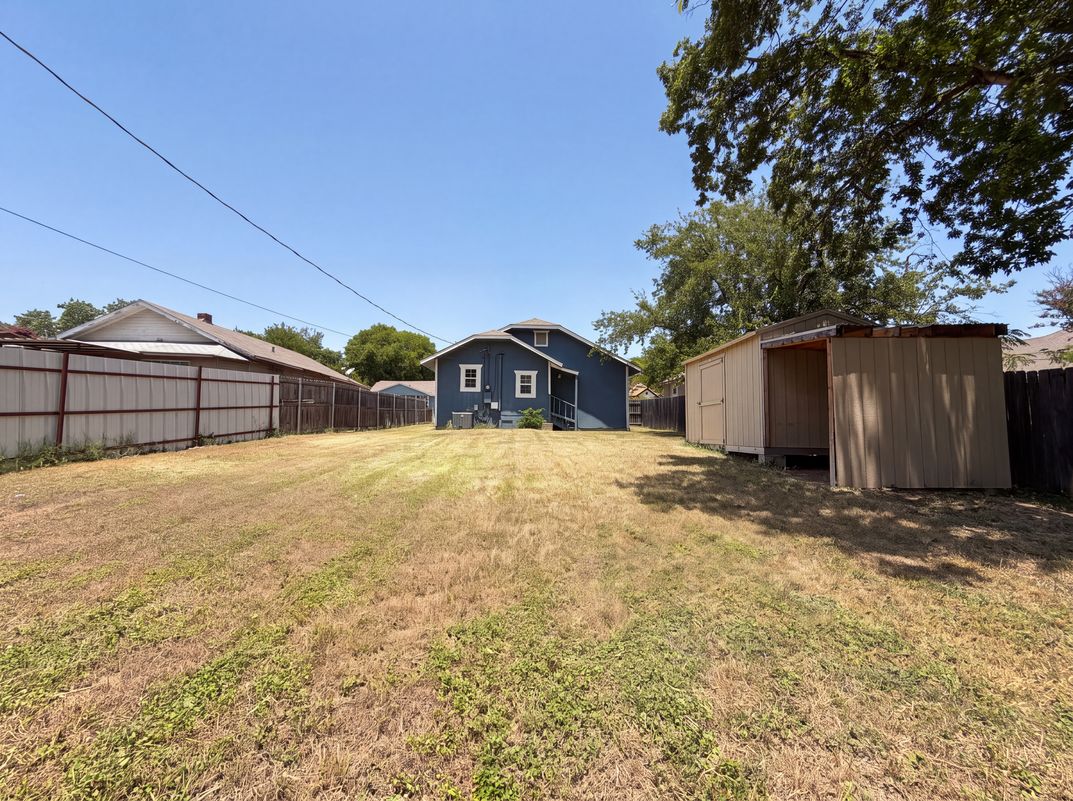 Photo 5 of 17 of 2832 Avenue I, Fort Worth, TX