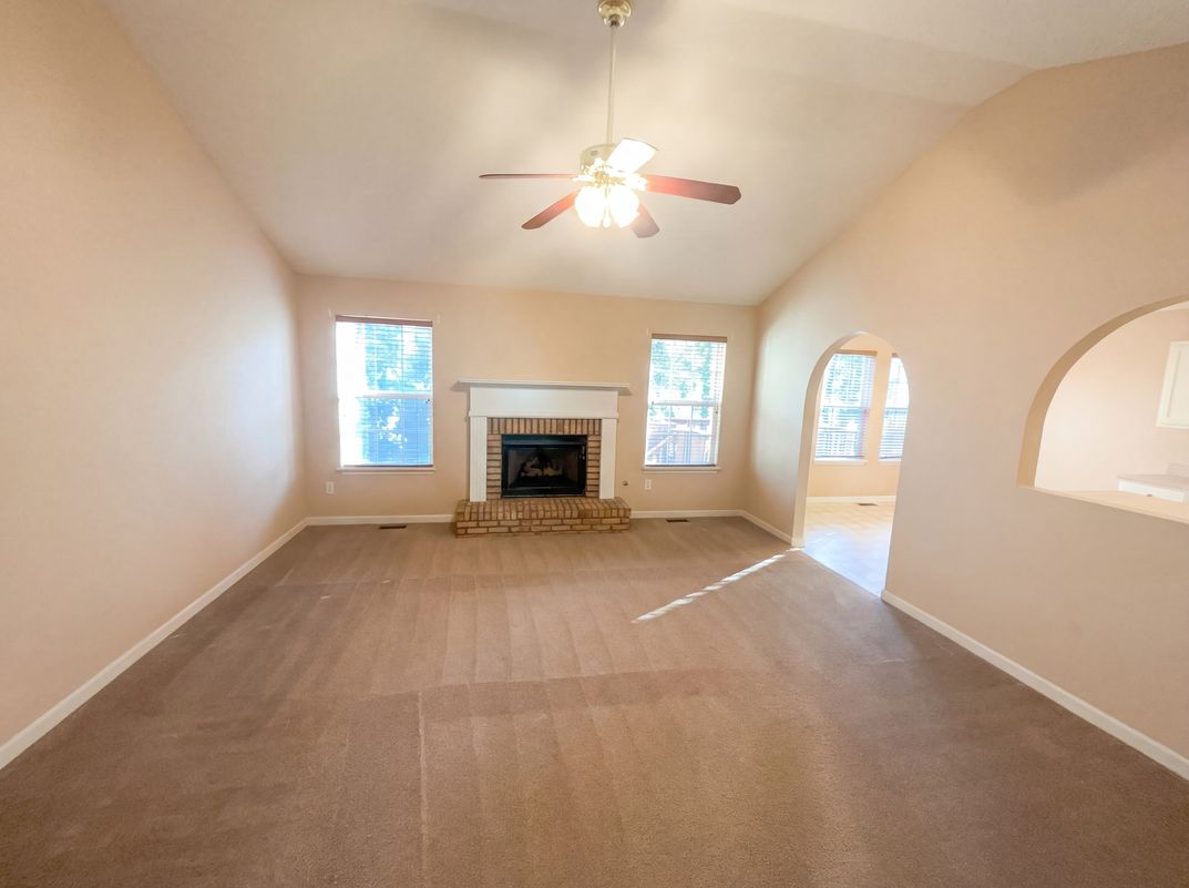 Property photo 3 of 3062 Crest Ridge Cir SW
