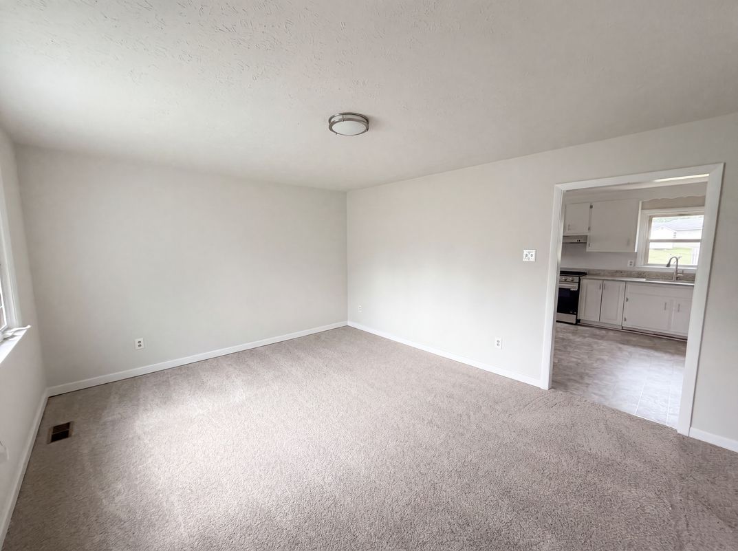 Photo 3 of 17 of 7397 Shady Grove Rd, Mechanicsville, VA