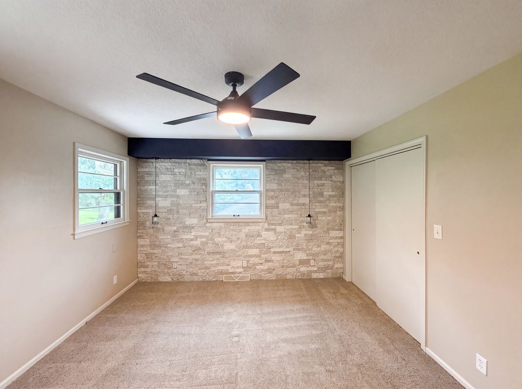Photo 9 of 23 of 4321 NW Briarcliff Ln, Kansas City, MO