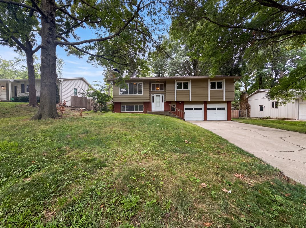 Photo 15 of 21 of 2909 Sagebrush Dr, Lawrence, KS