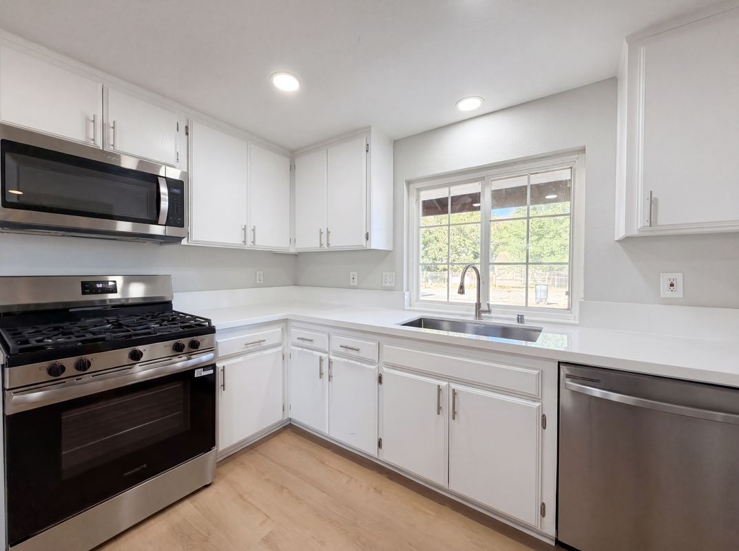 Photo 10 of 21 of 40733 176th St E, Lancaster, CA