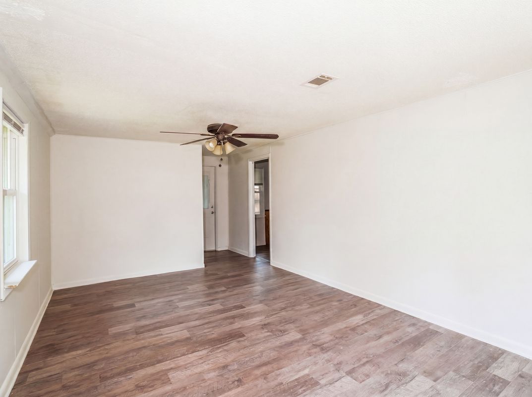 Photo 3 of 41 of 733 Sutton St, Jesup, GA