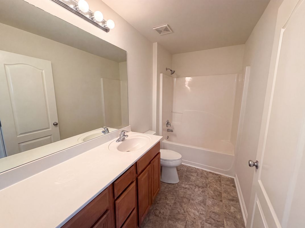 Photo 16 of 23 of 1019 Ivydale Cir, Lawrenceville, GA