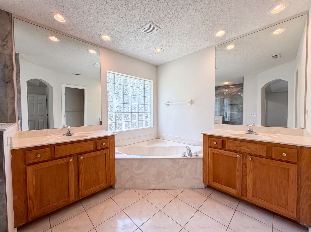 Photo 16 of 23 of 8436 Staplehurst Dr W, Jacksonville, FL
