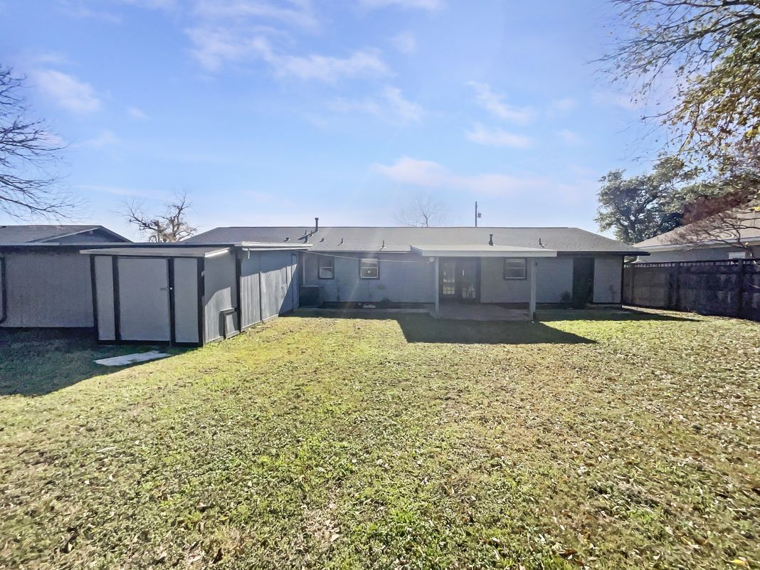 Photo 5 of 18 of 1105 E 17th St, Georgetown, TX