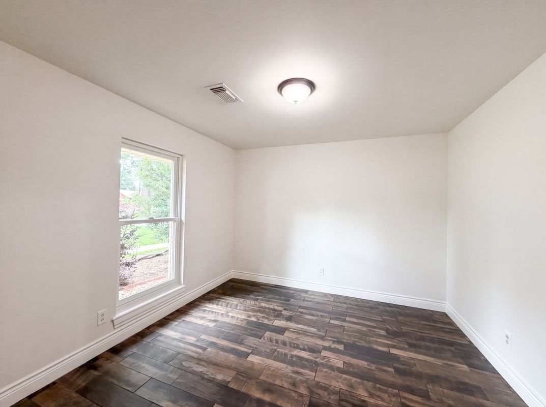 Photo 4 of 19 of 11614 Mile Dr, Houston, TX