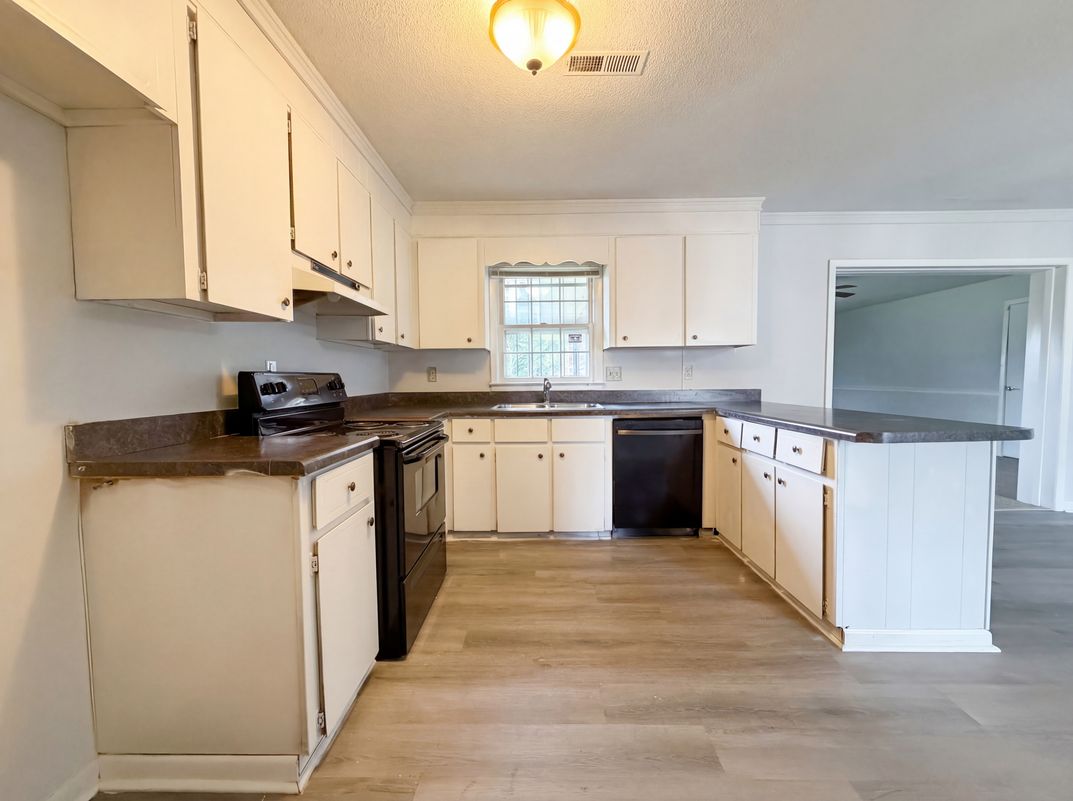 Property photo 2 of 214 Cornell Dr