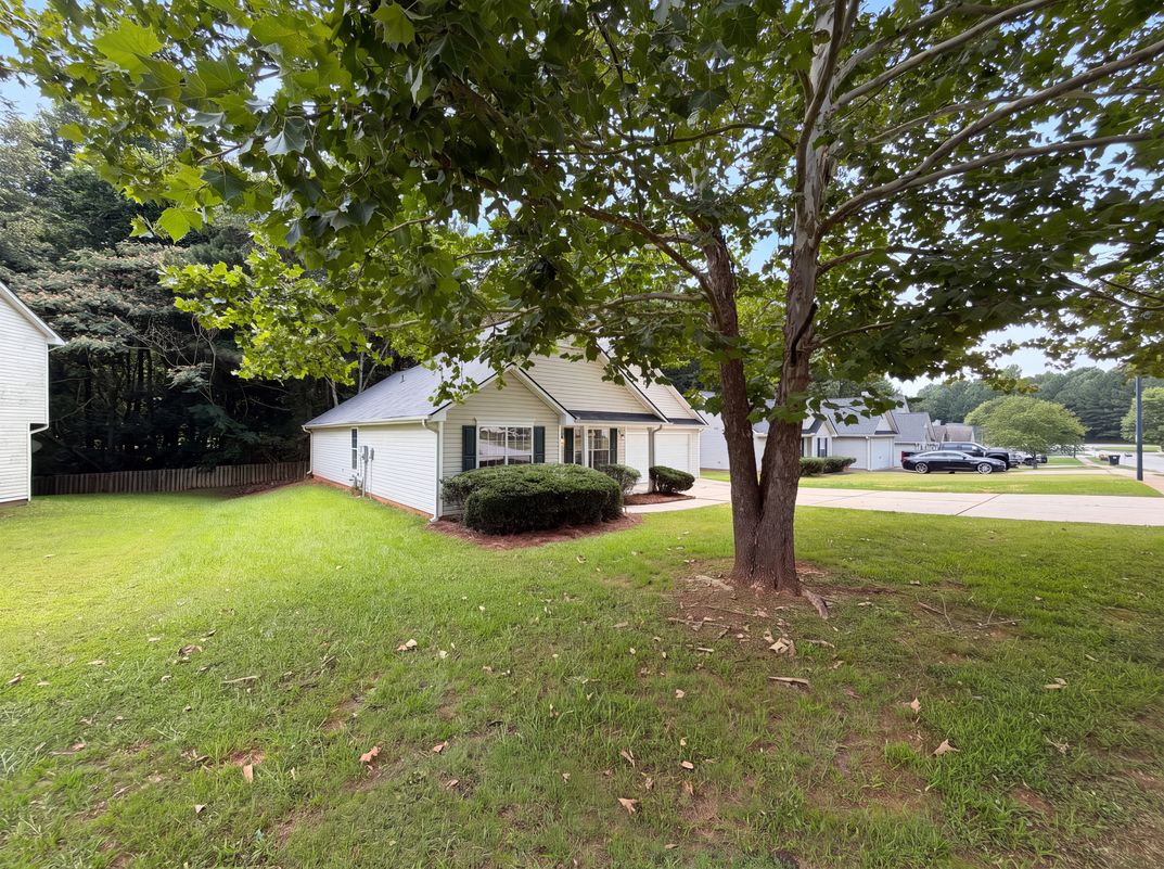Photo 15 of 18 of 10543 Crabtree Dr, Jonesboro, GA