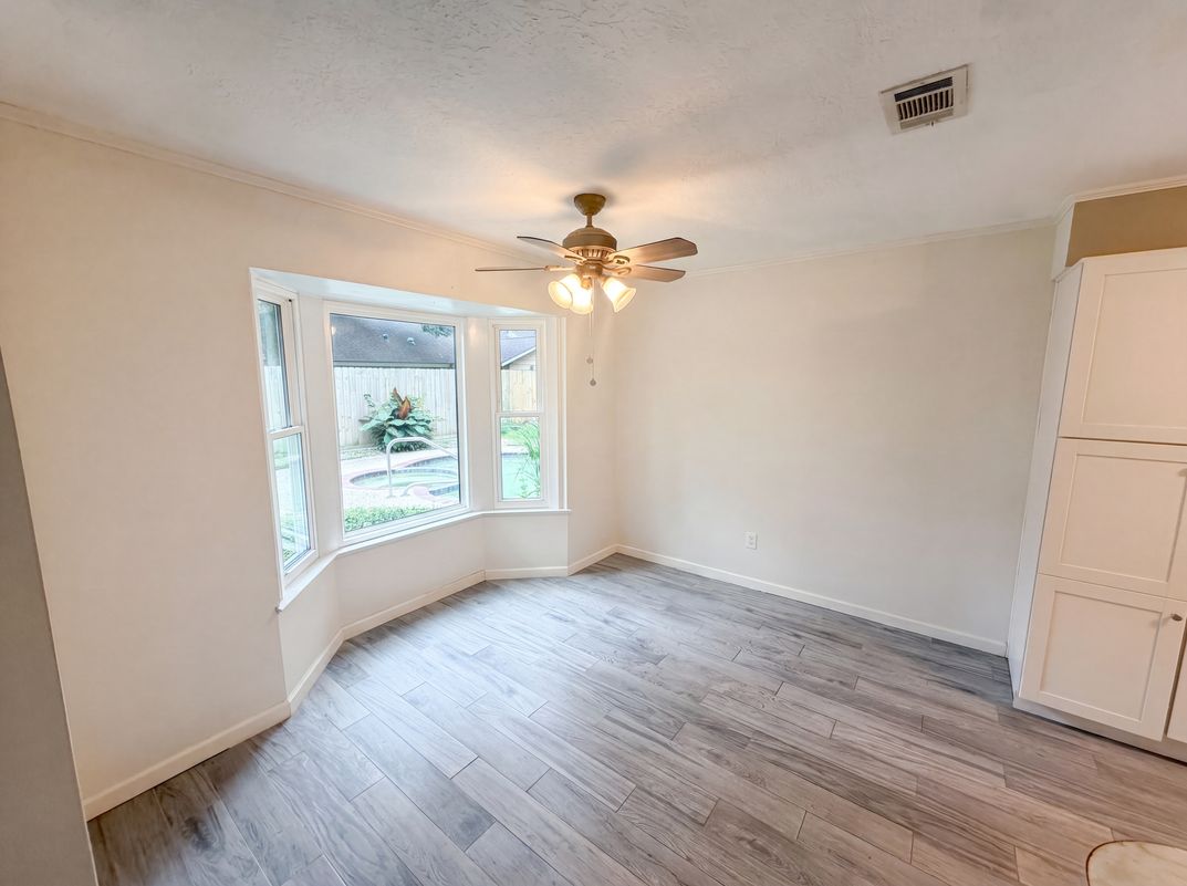 Photo 9 of 23 of 5116 E Bayou Dr, Dickinson, TX