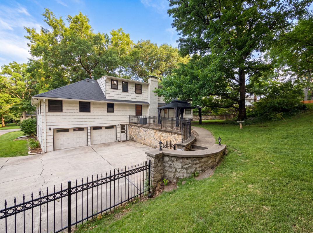 Photo 5 of 23 of 4321 NW Briarcliff Ln, Kansas City, MO