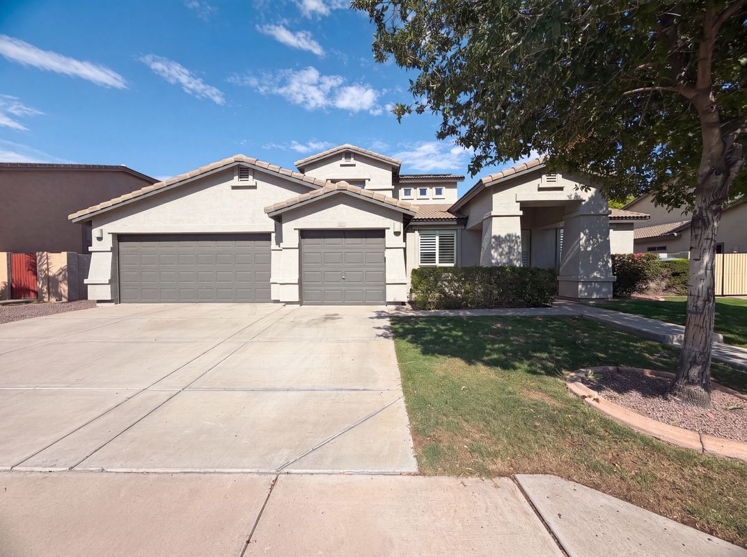 Property photo 1 of 2463 S Bristol