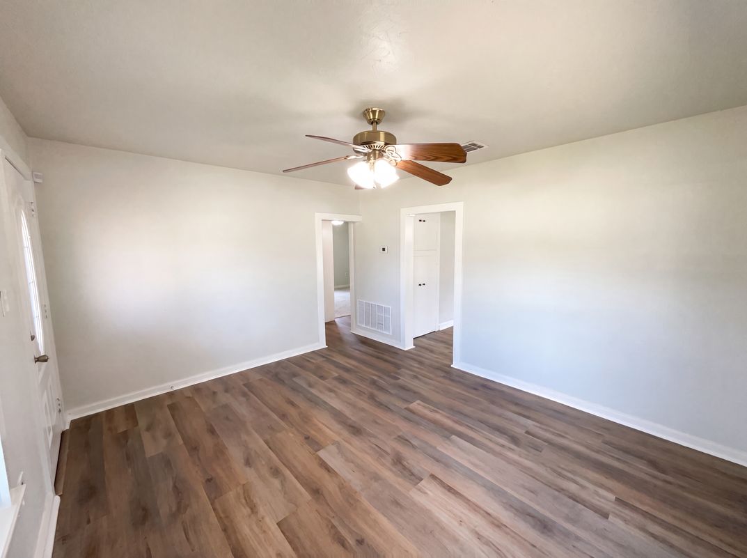 Photo 7 of 17 of 725 Kelly St, Poteet, TX