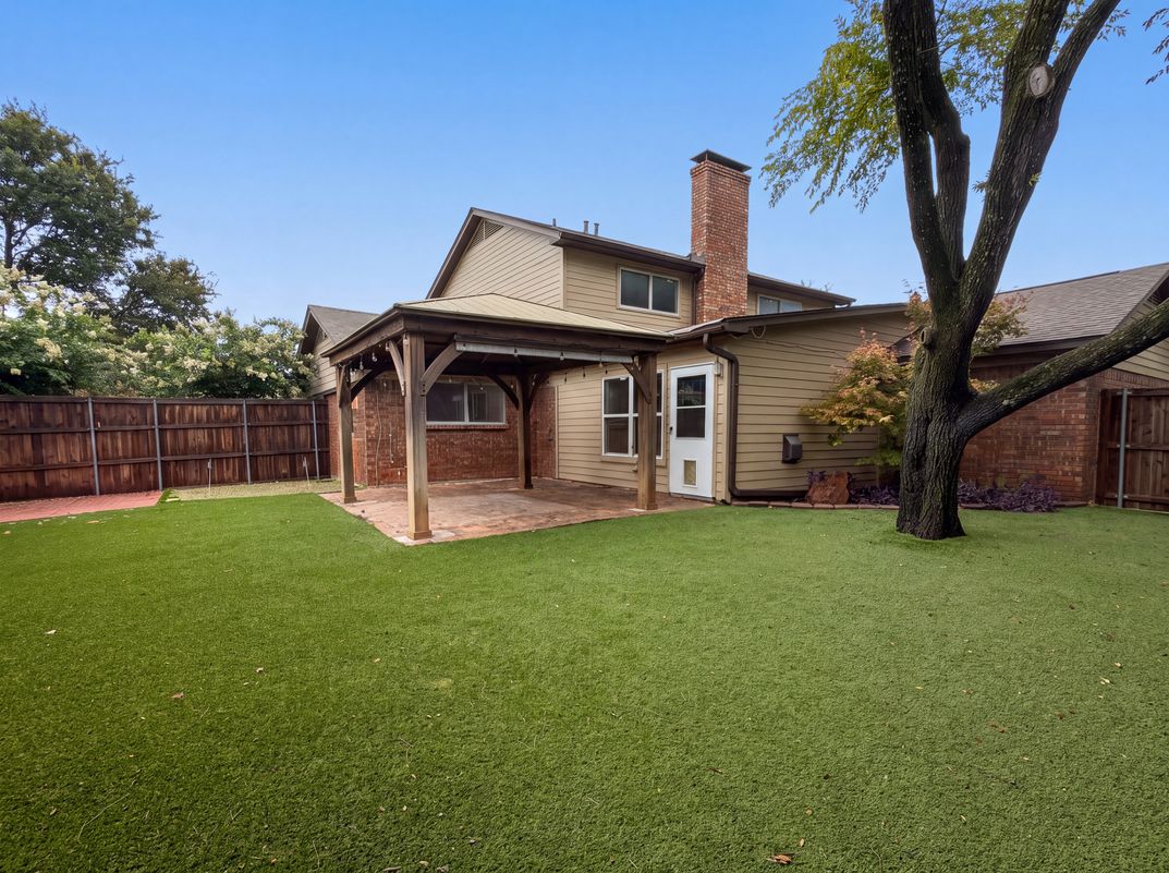 Photo 5 of 22 of 3308 Brookhaven Club Dr, Dallas, TX
