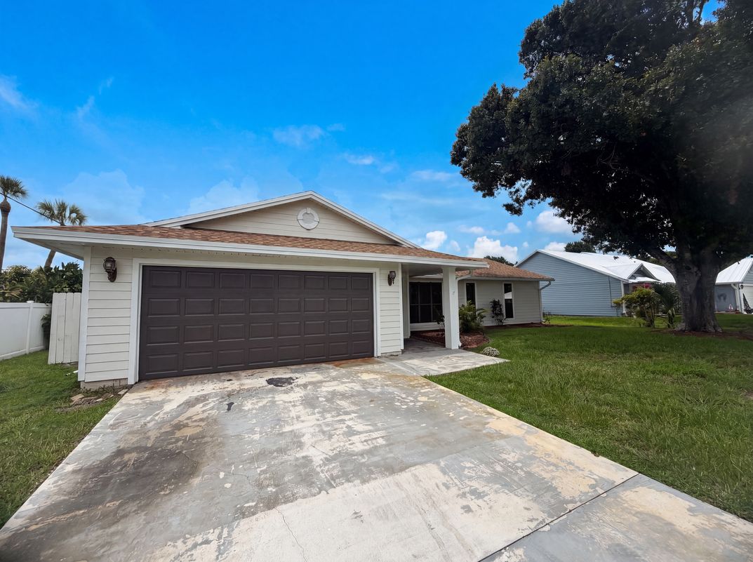Photo 30 of 38 of 2305 SW Fern Cir, Port Saint Lucie, FL