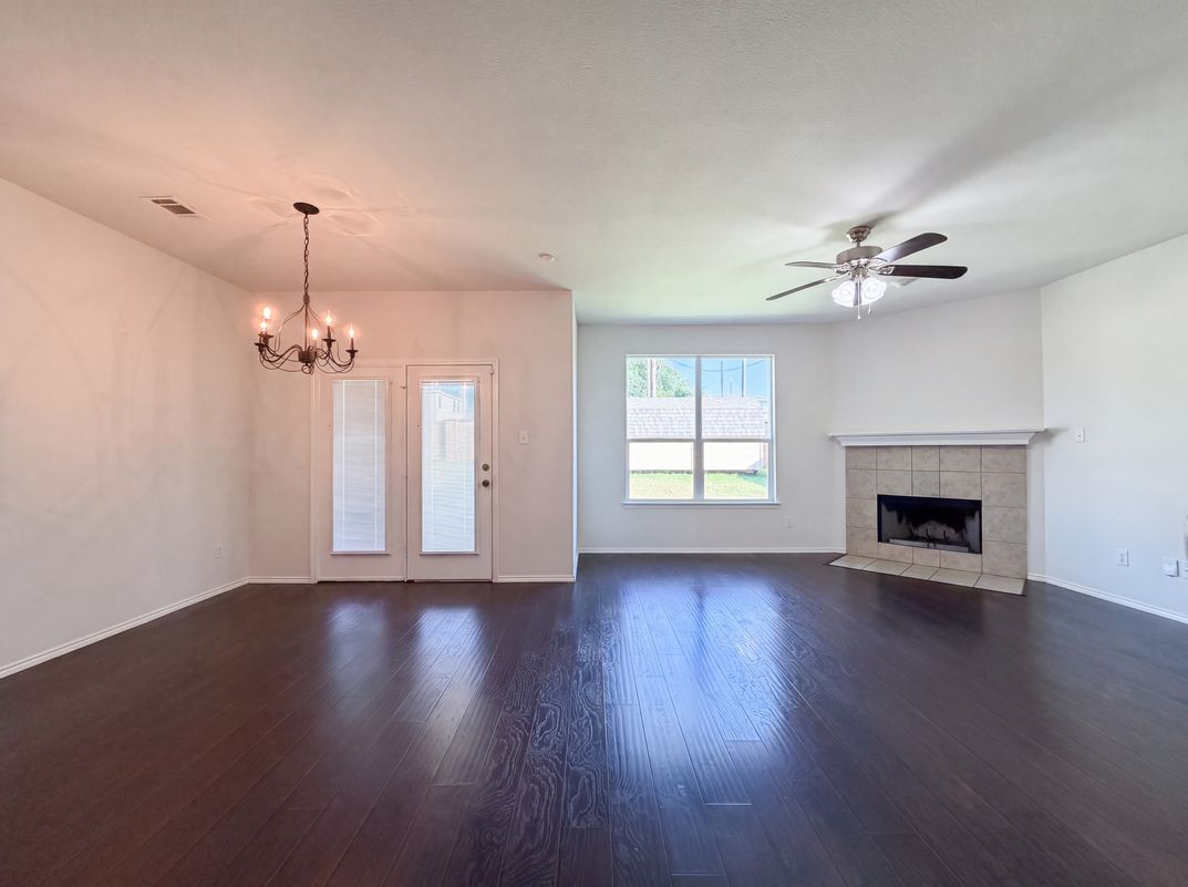 Photo 3 of 23 of 1411 Niagara Falls Ct, Arlington, TX