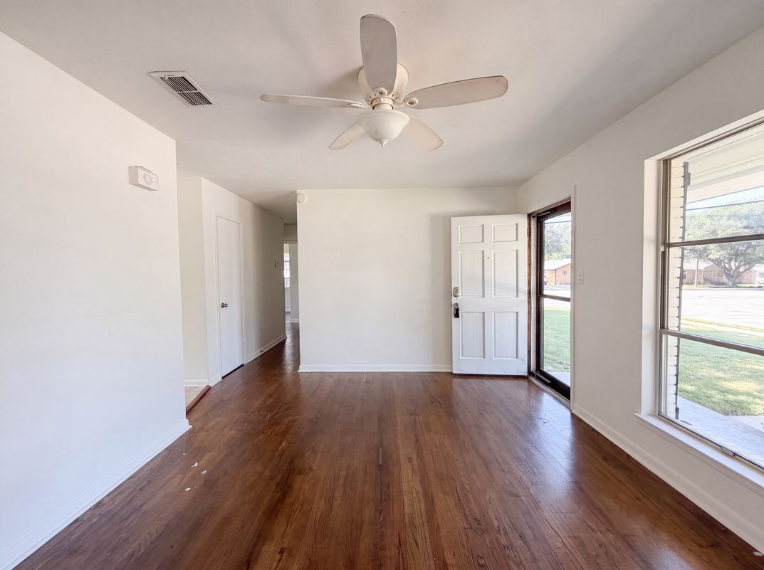 Photo 3 of 16 of 1213 S Ridgeway Dr, Cleburne, TX