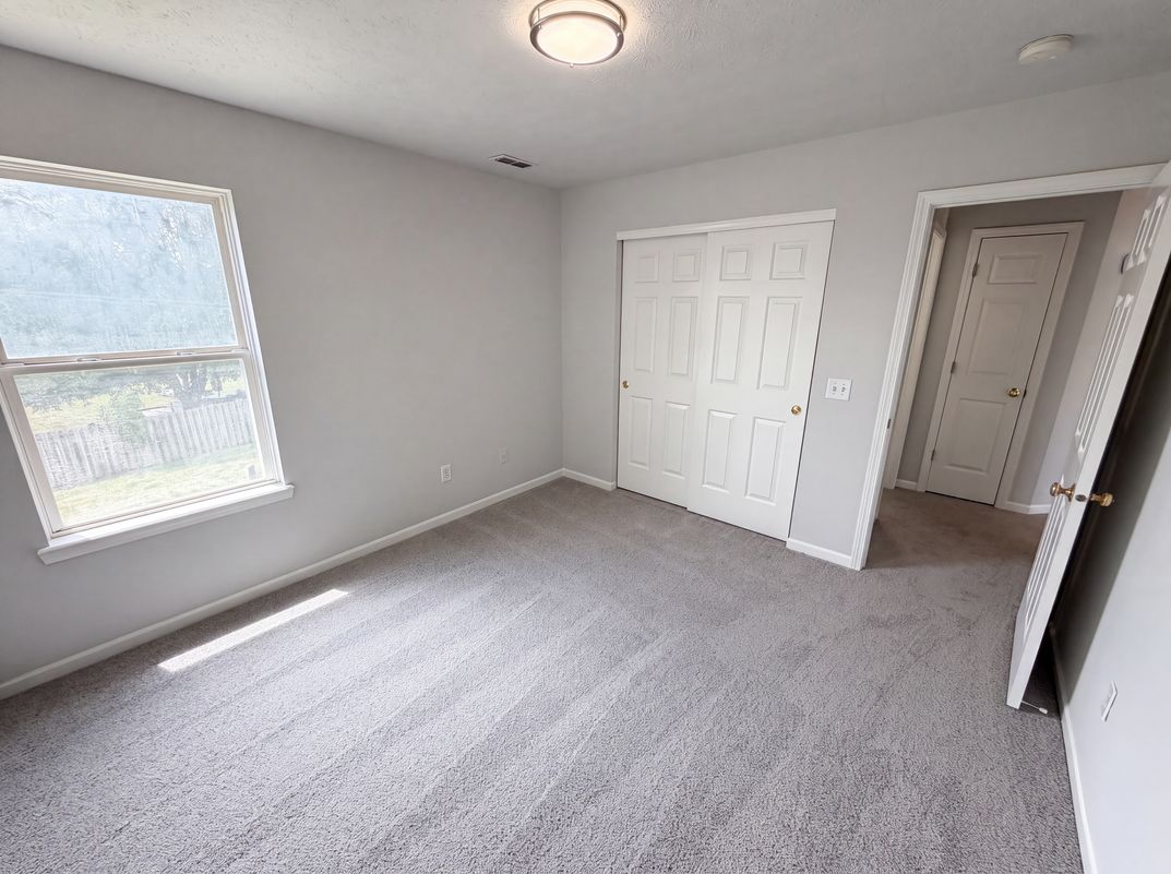 Photo 14 of 33 of 6680 Crestwell Ln, Indianapolis, IN