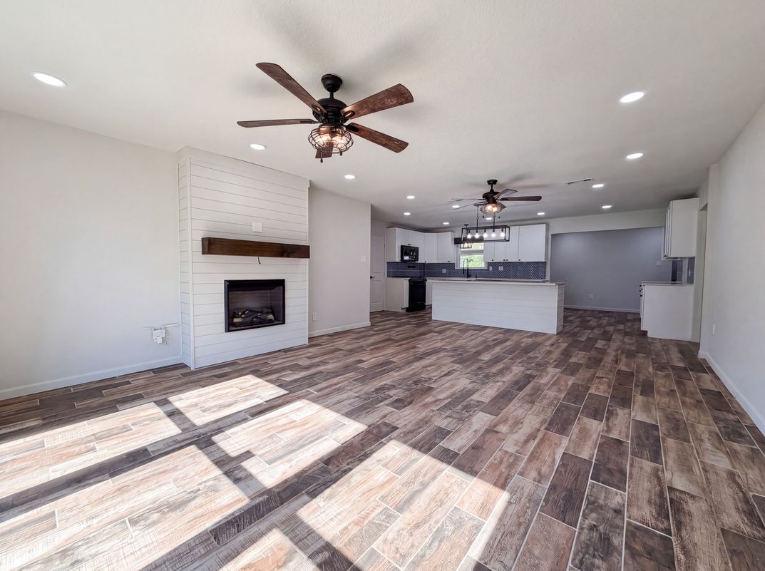 Photo 7 of 17 of 118 S Ringgold St, West Columbia, TX