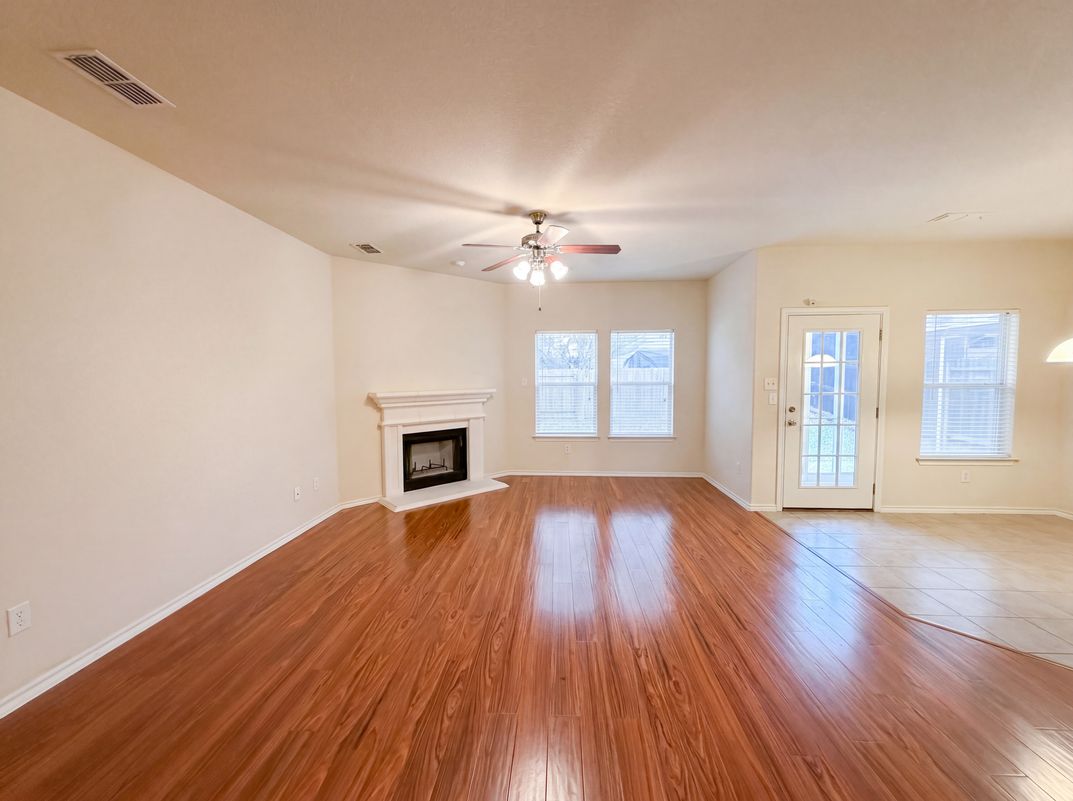 Photo 3 of 20 of 9816 Mullins Crossing Dr, Fort Worth, TX