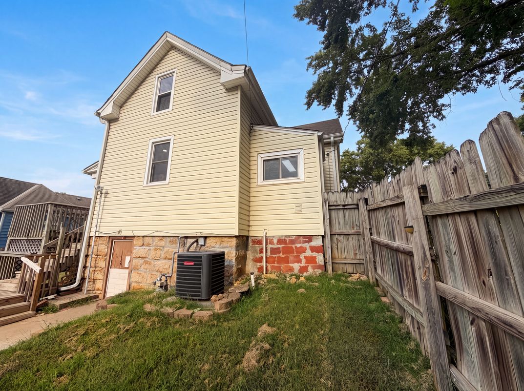 Photo 15 of 20 of 423 N Missouri St, Liberty, MO