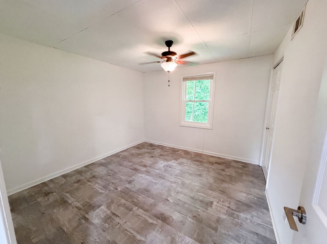 Photo 10 of 27 of 4378 Shady Dr NW, Lilburn, GA