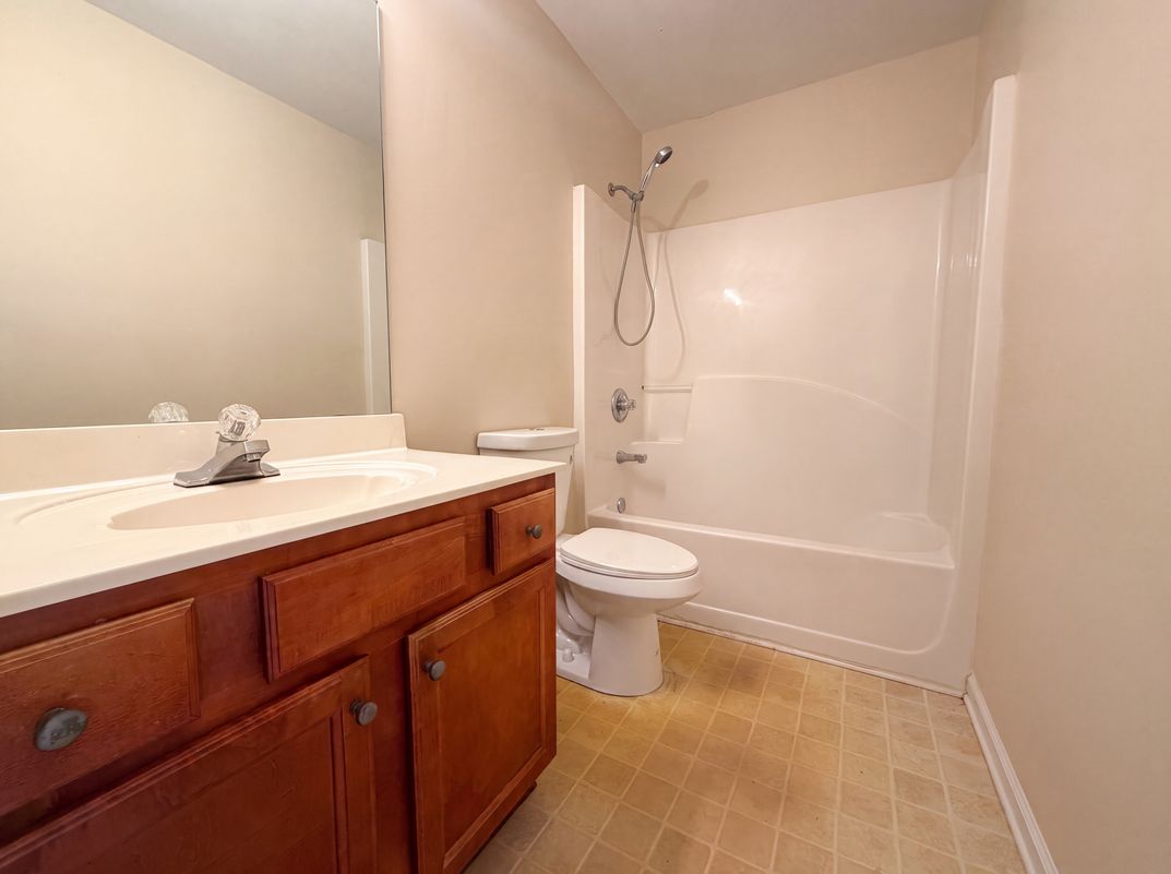 Photo 10 of 17 of 453 Castle Top Ln, Lawrenceville, GA